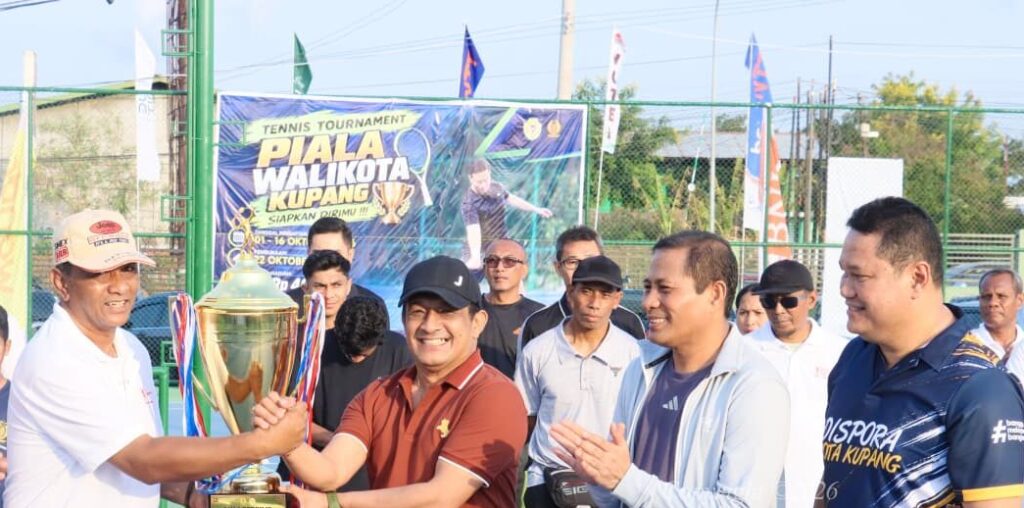 Sekda Kota Kupang, Jefry Pelt, saat membuka turnamen kategori senior di Lapangan Dash Sport Club