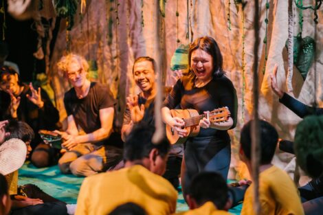 Grand rehearsal Hutan, pertunjukan yang mengeksplorasi hubungan masyarakat dengan hutan sebagai ruang alam sekaligus budaya, melalui cerita, ingatan, kepercayaan, serta hubungan antara manusia dan alam. Credit: Pesta Boneka/Rangga Yudhistira
