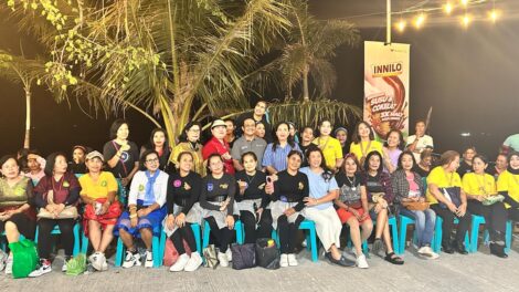 Foto Bersama Sekda Kota Kupang, Ketua ULD dan para undangan serta peserta lomba line dance di Kupang