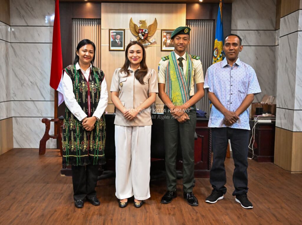 Wawali Kupang, Serena Francis saat menerima kunjungan silaturahmi Raden bersama keluarganya di ruang kerja Wali Kota Kupang, Selasa (13/10/2026).
