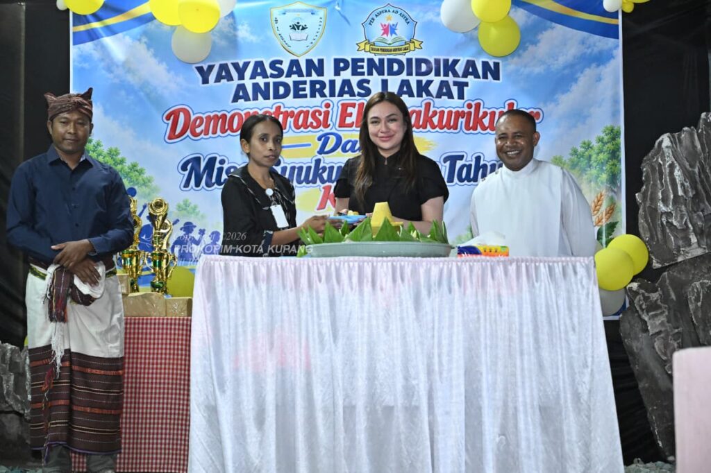 Puncak perayaan HUT ke-3 ditandai dengan pemotongan tumpeng bersama oleh Serena dan jajaran pimpinan sekolah