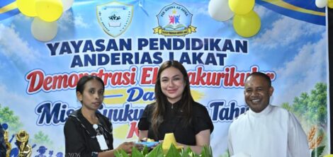 Puncak perayaan HUT ke-3 ditandai dengan pemotongan tumpeng bersama oleh Serena dan jajaran pimpinan sekolah