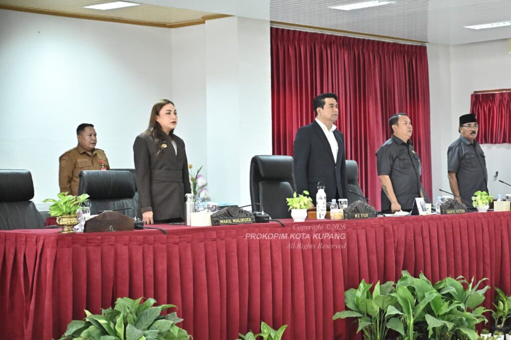 pimpinan DPRD Kota Kupang bersama Wakil Wali Kota Serena Francis dalam sidang Paripurna