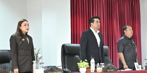 pimpinan DPRD Kota Kupang bersama Wakil Wali Kota Serena Francis dalam sidang Paripurna