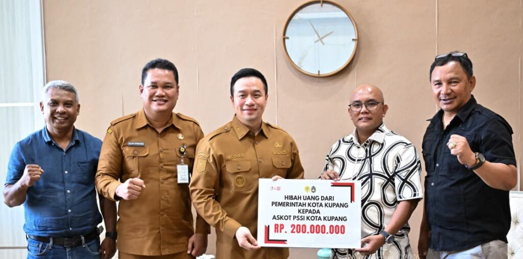 Wali Kota saat menerima audiensi jajaran ASKOT PSSI Kota Kupang di Rumah Jabatan Wali Kota Kupang