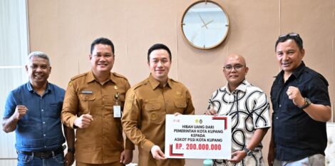 Wali Kota saat menerima audiensi jajaran ASKOT PSSI Kota Kupang di Rumah Jabatan Wali Kota Kupang