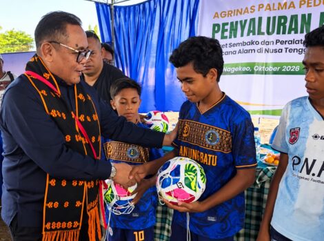 Bantuan perlengkapan olahraga sepak bola untuk Putra Nagekeo Football Academy, buku dan alat tulis bagi 100 atlet sepak bola cilik, serta 300 paket sembako untuk masyarakat kurang mampu di Nagakeo