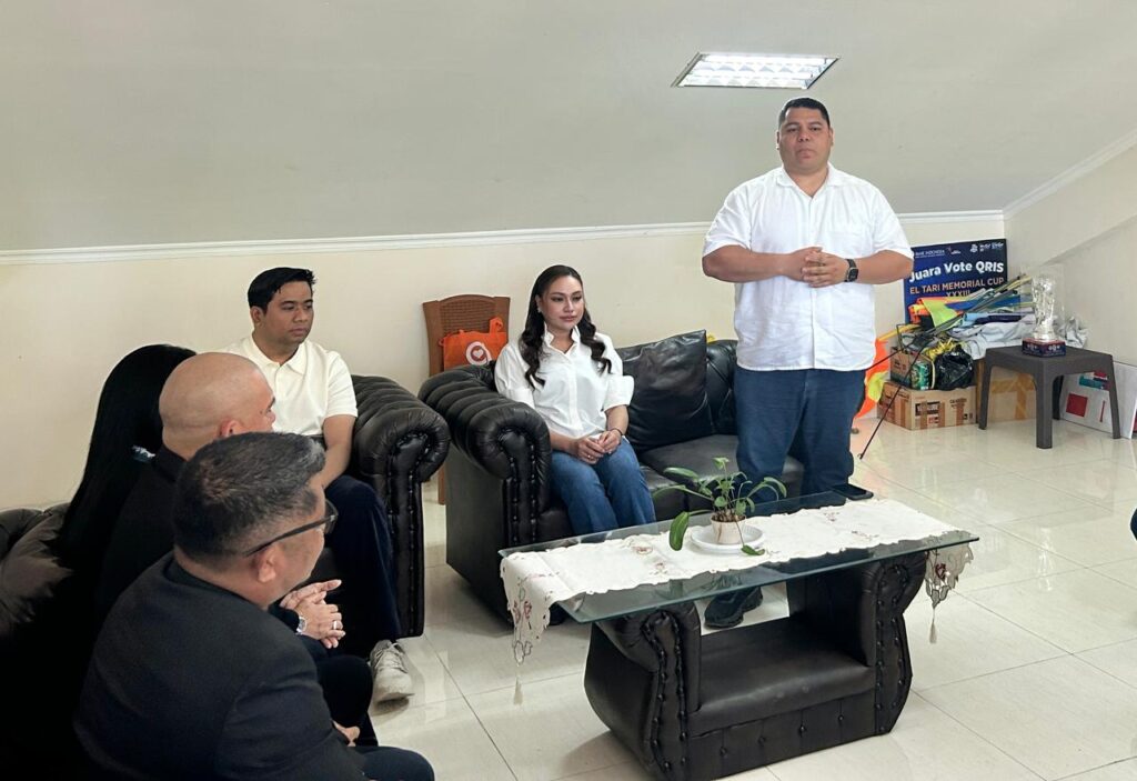 Wawali Kupang Serena Francis bersama Ketua DPRD , Ricard Odja saat ikut mendampingi Fernando Soares mendaftar ke Sekretariat Asprov PSSI NTT, Rabu, 14 Oktober 2026.