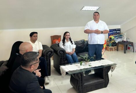 Wawali Kupang Serena Francis bersama Ketua DPRD , Ricard Odja saat ikut mendampingi Fernando Soares mendaftar ke Sekretariat Asprov PSSI NTT, Rabu, 14 Oktober 2026.