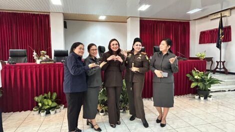 Kepala Kejaksaan Negeri (Kejari) Kota Kupang, Shirley Manutede saat pose bersama Wakil Wali Kota, Serena Francis dan para anggota DPRD saat perdana hadiri sidang Paripurna Penutupan Masa Sidang III Tahun 2025/2026 DPRD Kota Kupang di Ruang Sidang Utama Sasando, Gedung DPRD Kota Kupang, Senin (19/10/2026).