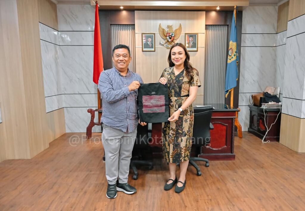 Wawali Kupang Serena Francis bersama perwakilan organisasi perempuan, Veryanto Sitohang,