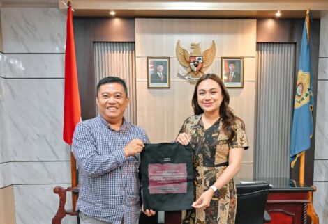 Wawali Kupang Serena Francis bersama perwakilan organisasi perempuan, Veryanto Sitohang,