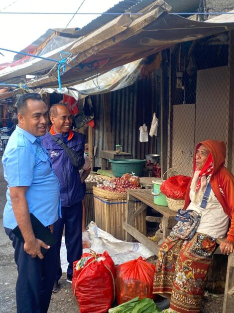 Direktur Utama Perumda Pasar Kota Kupang, Gandha Tallo saat turun ke pasar-pasar di Kota Kupang