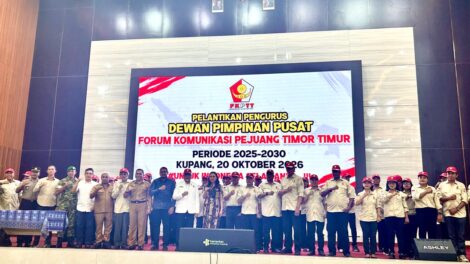 Wawali Serena Francis foto bersama usai seremonial pelantikan pengurus DPP FKPTT di Kota Kupang, Selasa, 20 Oktober 2026.