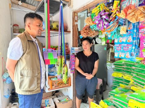 Pemimpin Perum BULOG Kantor Wilayah NTT Arrahim K. Kanam saat turun langsung ke mitra RPK di Kupang