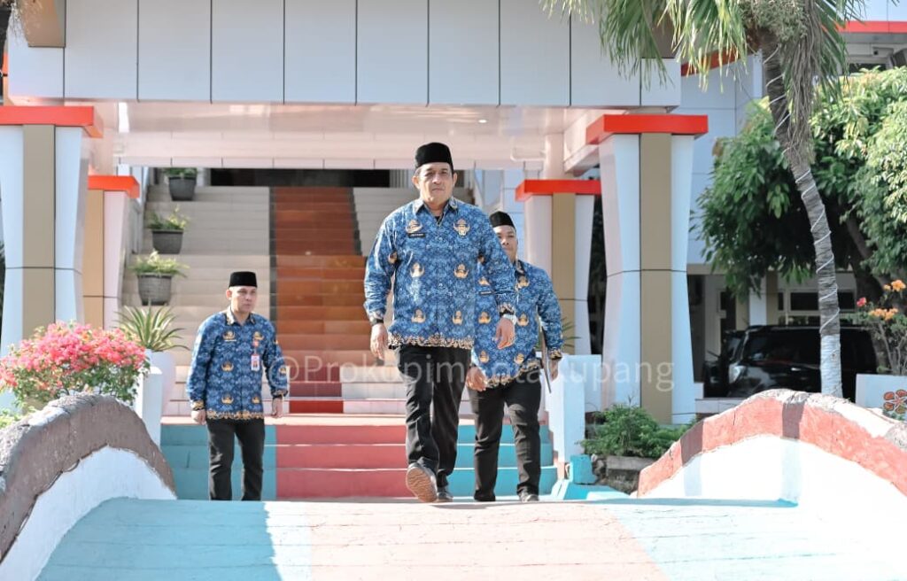 Sekretaris Daerah Kota Kupang, Jeffry E. Pelt, saat bertindak sebagai inspektur upacara di Lapangan Upacara Kantor Wali Kota Kupang.